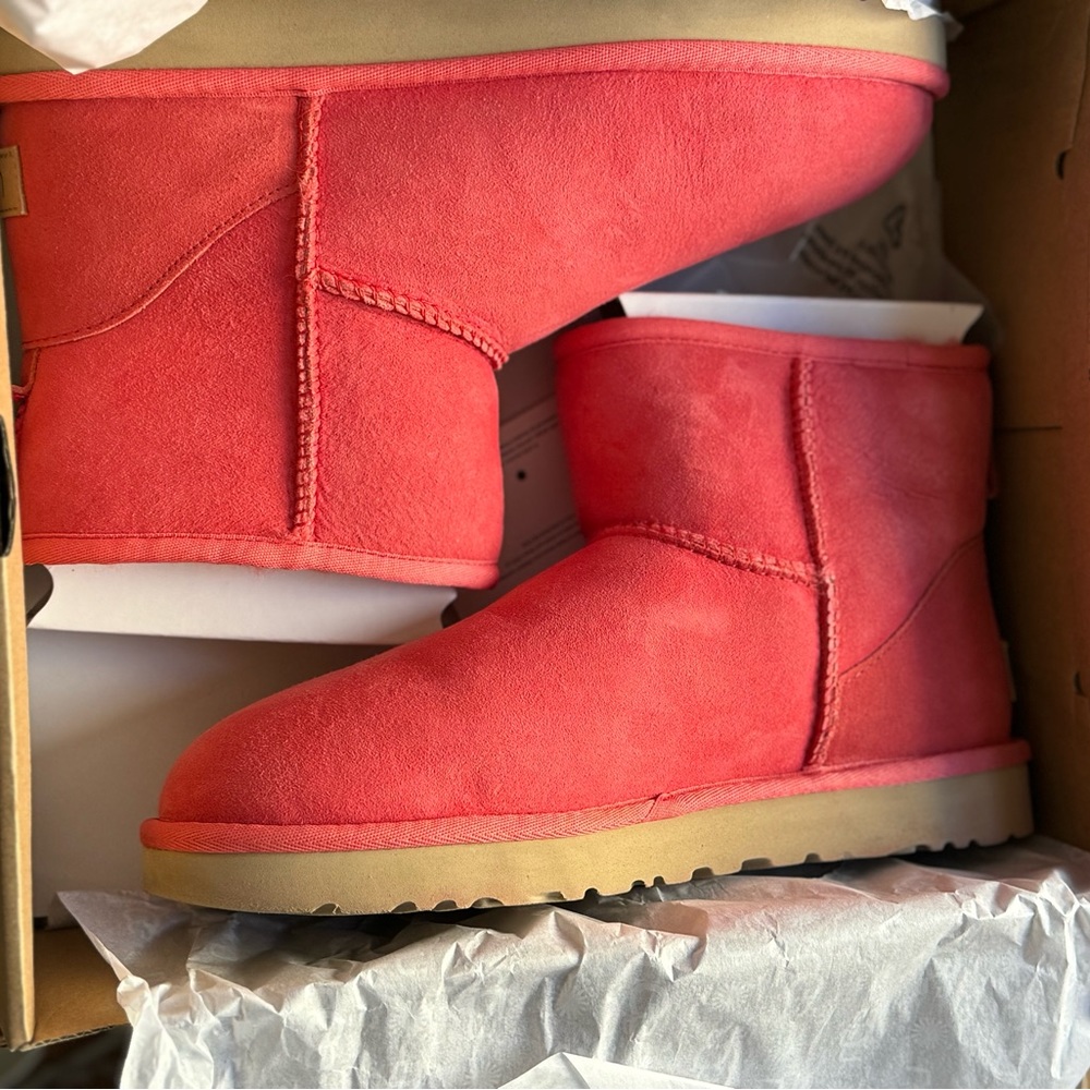 Ugg - Classic Mini II in hibiscus pink, size 9